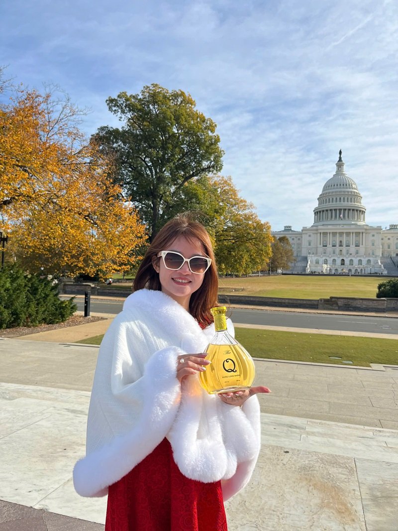 Rượu Long Nhãn làm quà tặng quốc tế